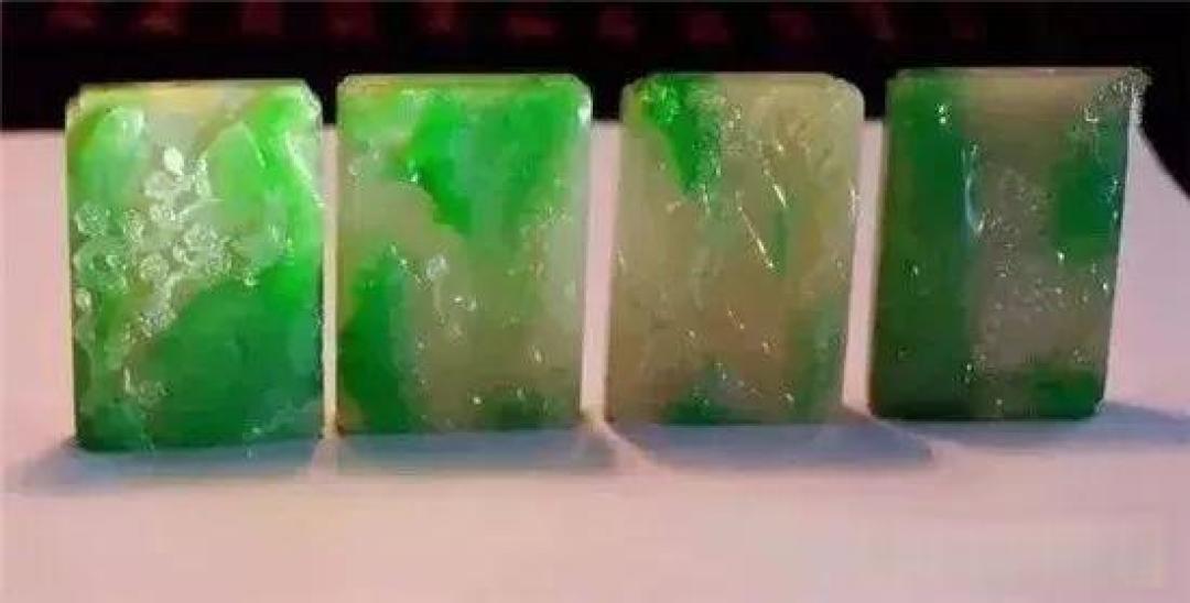 12万翡翠原石赌石,第一刀垮了,再切一刀竟然爆出正阳绿!