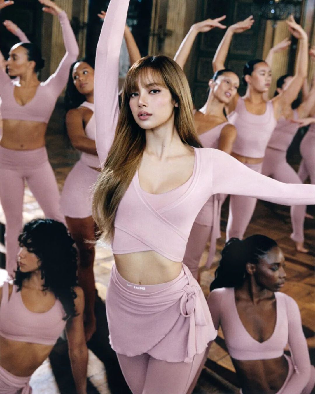 Lisa 亲身演绎「Skims x Nike」联名套装！诠释柔与力的融合！