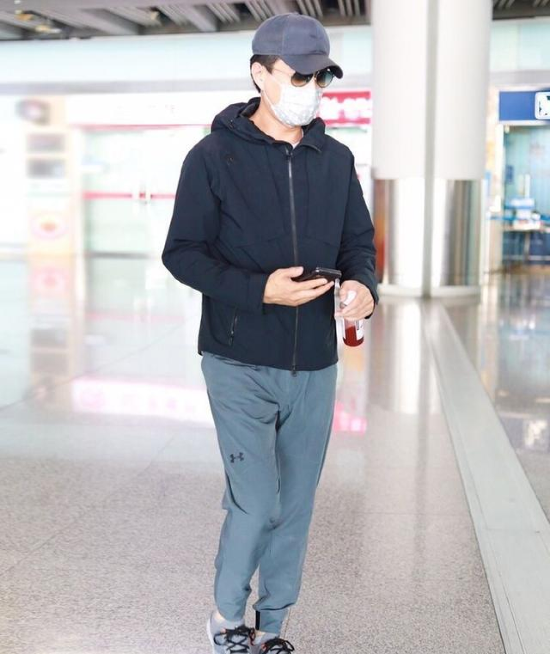 真正会穿搭的男人:不穿西裤,不暴露年龄,换成这4条裤子更高级