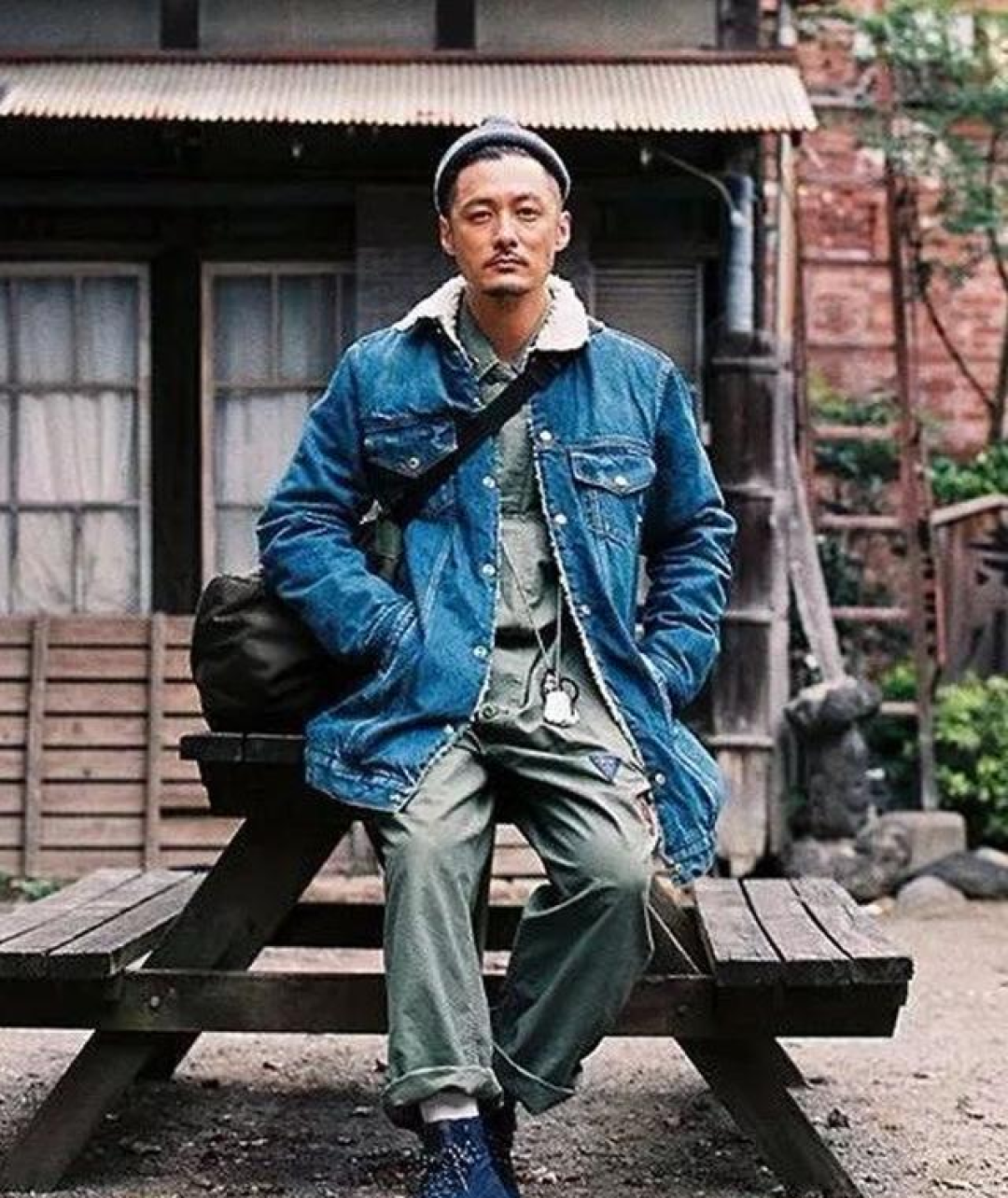 真正会穿搭的男人:不穿西裤,不暴露年龄,换成这4条裤子更高级