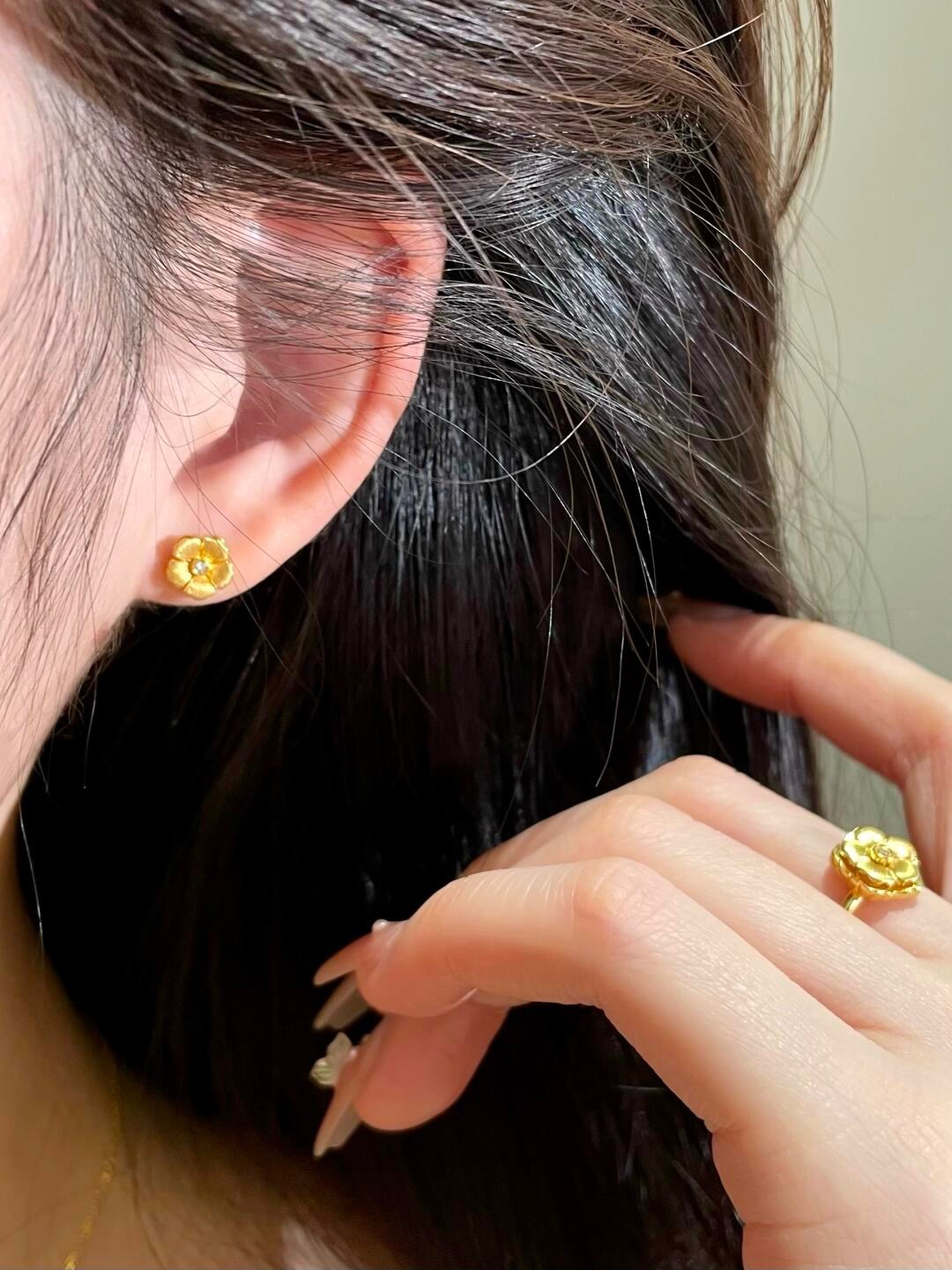 一条拯救我所有衣服的项链,黄金牡丹花项链!