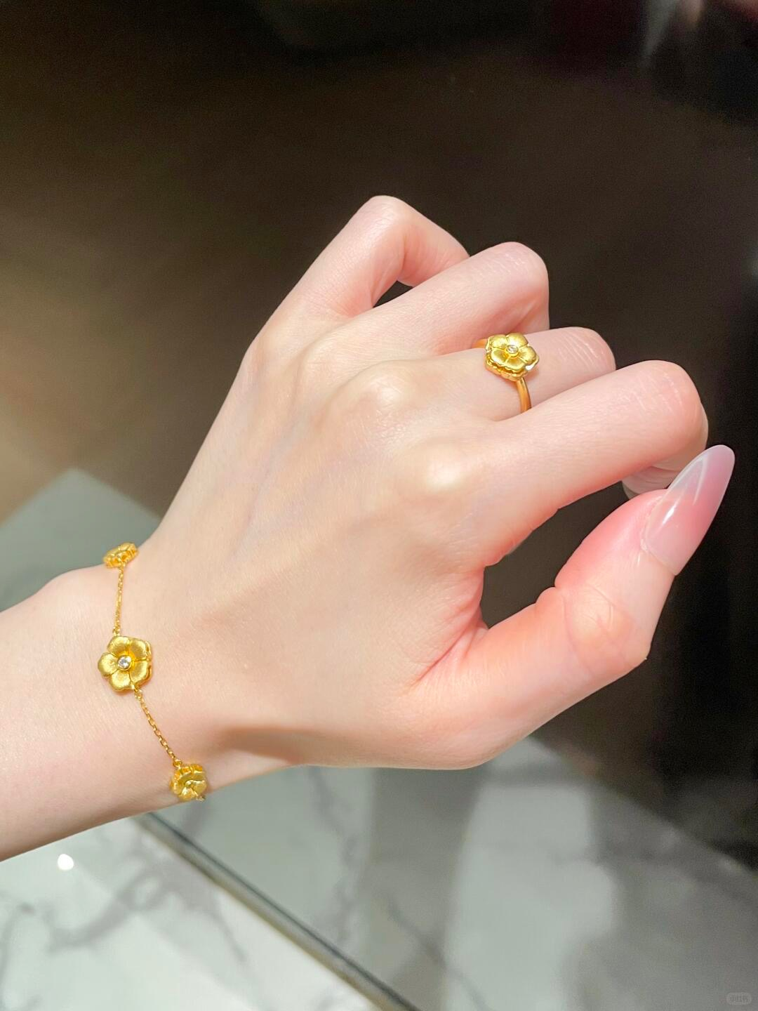 一条拯救我所有衣服的项链,黄金牡丹花项链!