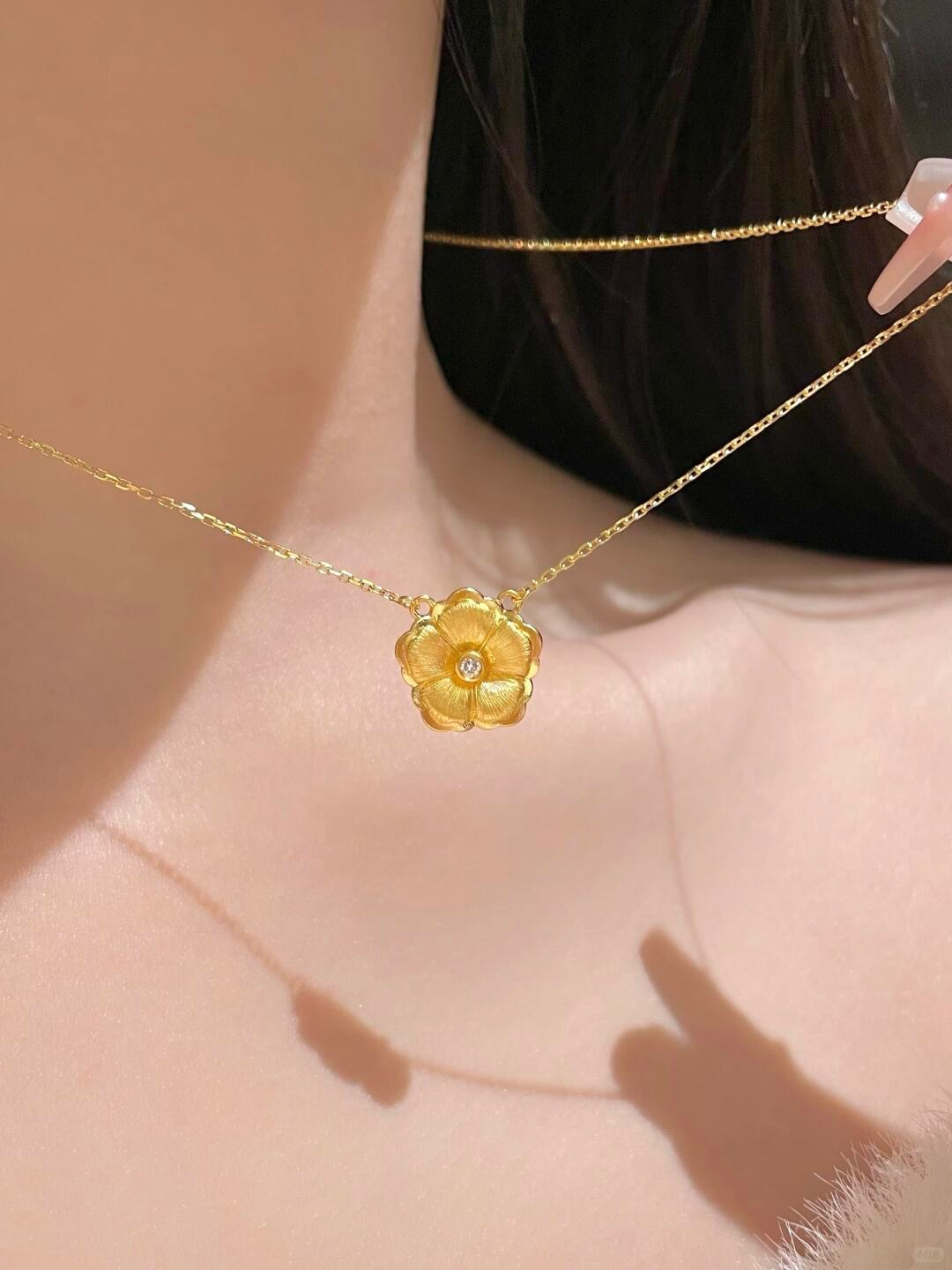 一条拯救我所有衣服的项链,黄金牡丹花项链!