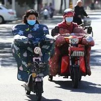 挡风被不能用了？这些电动车防寒装备，合规上路无顾虑