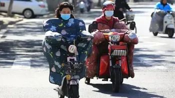 挡风被不能用了？这些电动车防寒装备，合规上路无顾虑