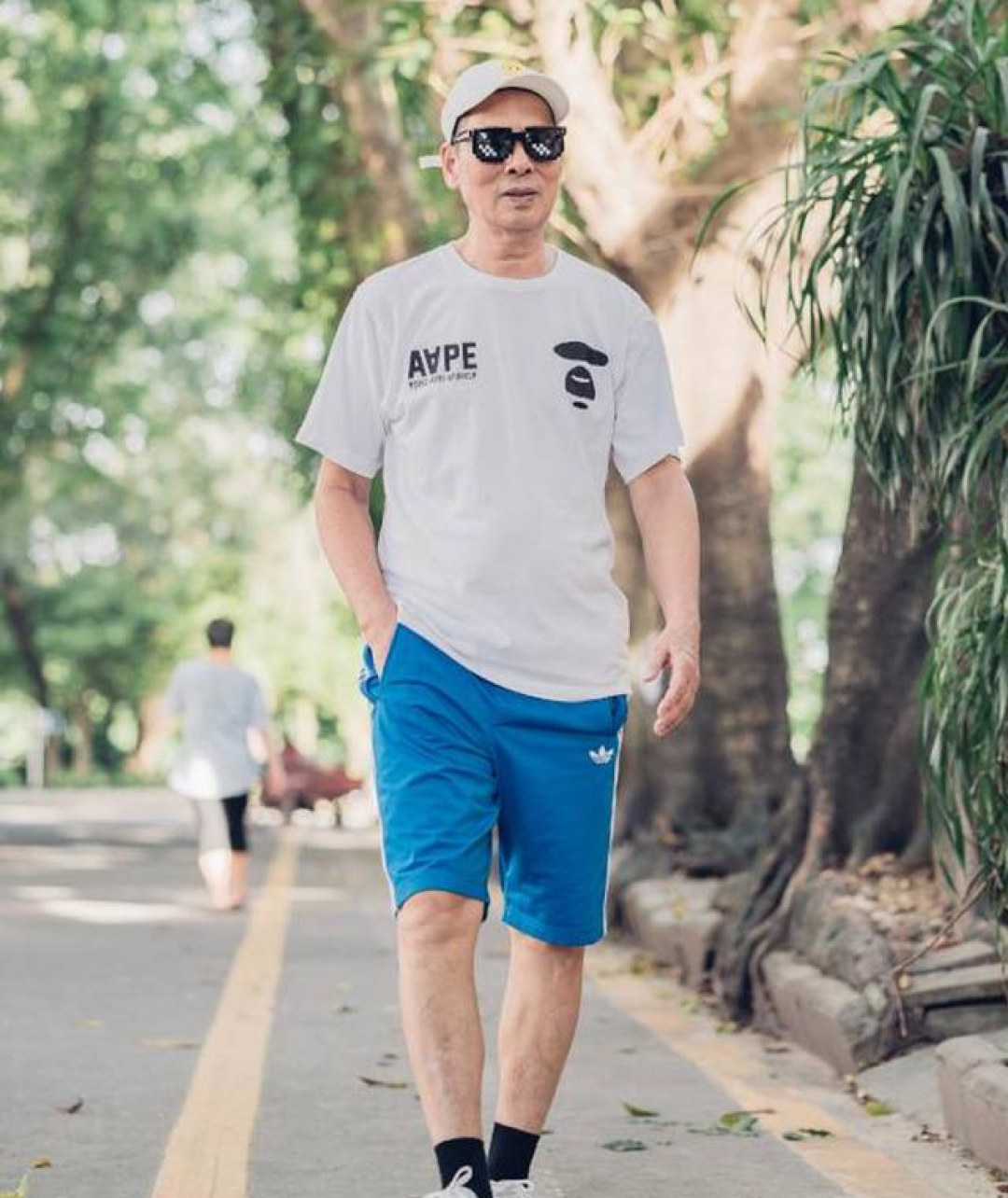 六七十岁男人，为什么劝你多戴棒球帽？看上海爷爷就知道，太减龄