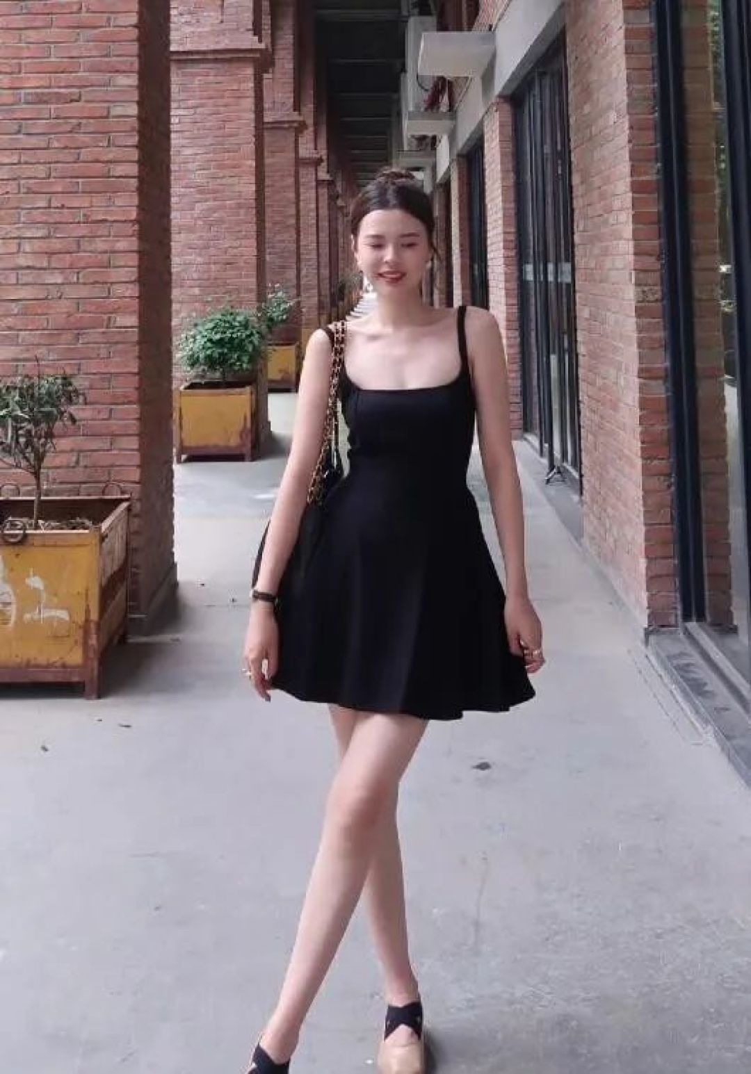 被成都街拍惊艳了!满街的“吊带裙”,洋气时髦,配平底鞋都好看