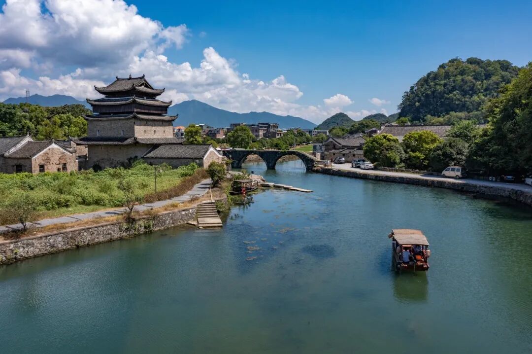 又火了一座冷门宝藏小城!有人文有山水更好吃,100块能吃一天!
