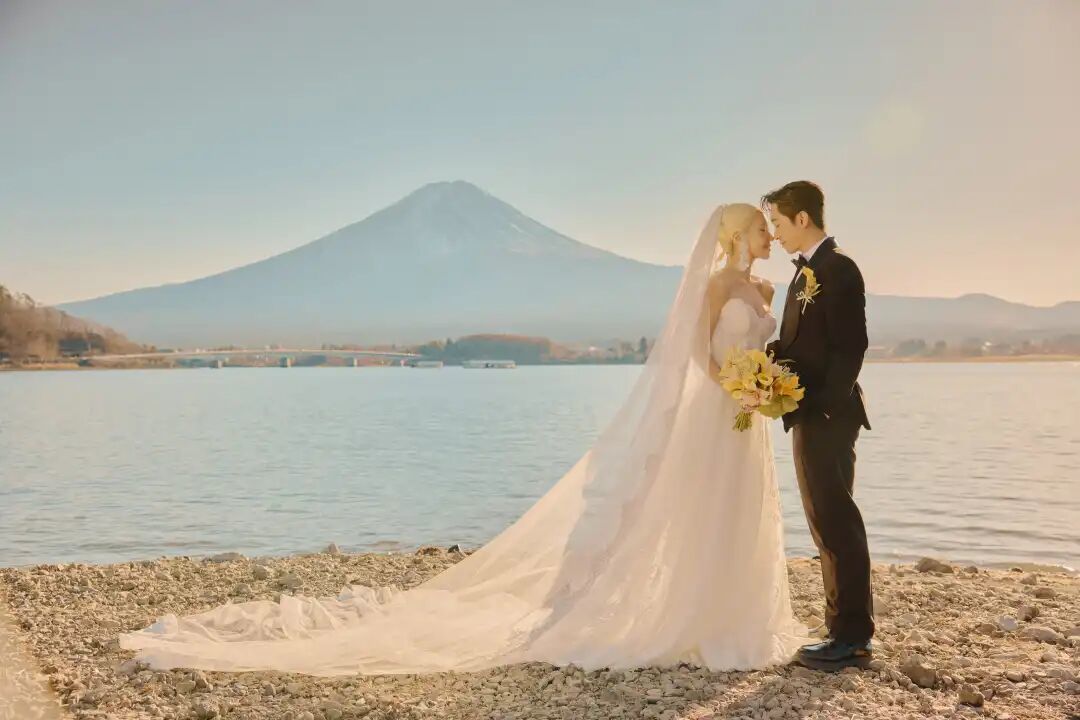 Lulu和陈汉典结婚把婚纱照拍成两人专属童话!从昭和感白纱穿越到现代4套造型背后有巧思,婚礼指定选「这牌」