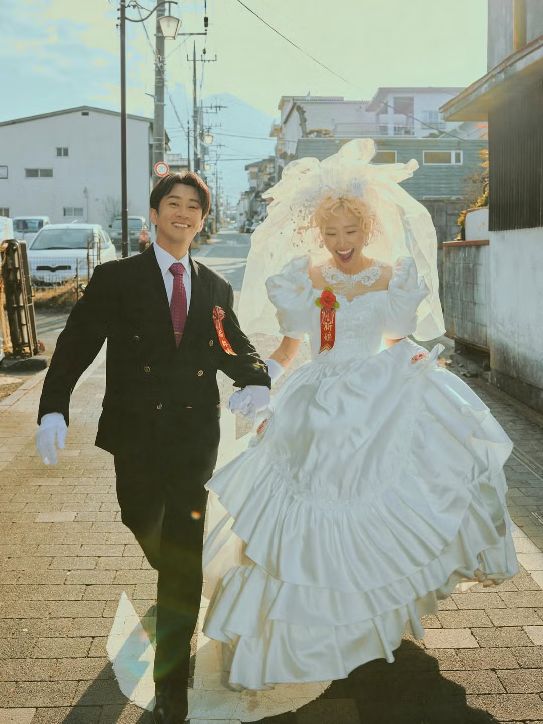 Lulu和陈汉典结婚把婚纱照拍成两人专属童话!从昭和感白纱穿越到现代4套造型背后有巧思,婚礼指定选「这牌」