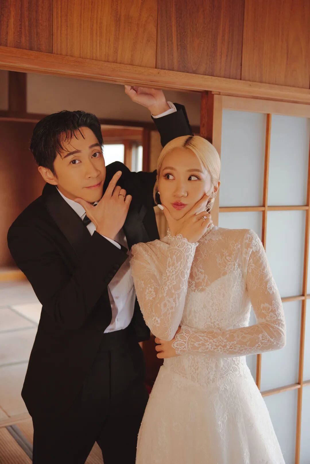 Lulu和陈汉典结婚把婚纱照拍成两人专属童话!从昭和感白纱穿越到现代4套造型背后有巧思,婚礼指定选「这牌」