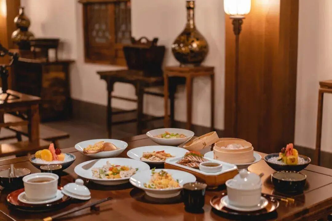899元/2晚！含正餐+围炉煮茶+汤泉畅泡！乘船入住50000㎡山水秘境【莫干山蠡山沄居汤泉度假村】！逛万平花园，探古韵蠡山~