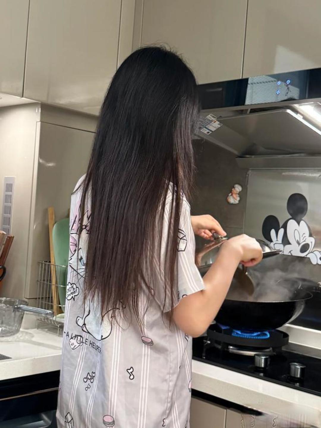 开油烟机必须关窗？90%的人都做反了，难怪油烟倒灌！