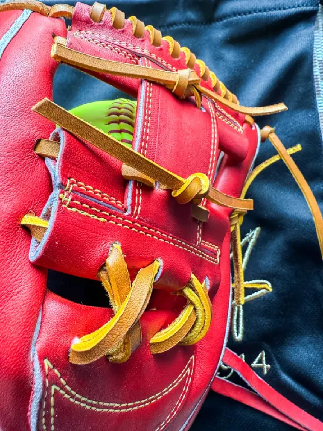 女儿的第二只垒球🥎手套