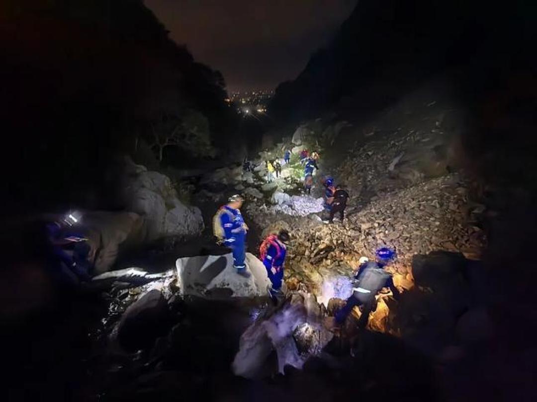父母带娃爬野山孩子坠崖,别再把网红“小众秘境”当乐园!