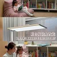 宜家书架改造成功！好喜欢女儿的阅读角✨📖
前阵子住进新家，女儿的阅读角没有想好可以安排在哪里🤔️
利用了家里闲置的宜家书架，给女儿在阳台的飘窗布置了新的阅读角📚
摆上她的新沙发，护眼大路灯，黄麻地毯～
看～她又开始好好阅读了～ 
#阅读角布置 #宜家书架  #书架改造 #护眼灯 #大路灯