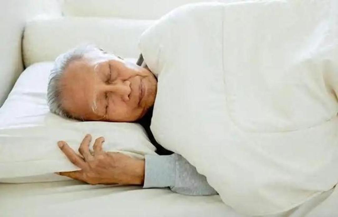 年纪越大，越要控制睡眠？医生提醒：70岁后，尽量保持4个好习惯