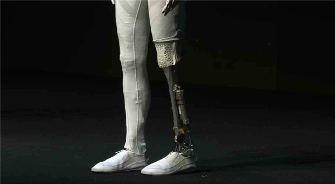 小鹏机器人IRON官宣首次线下互动！曾被质疑是真人假扮 让何小鹏扒衣验身