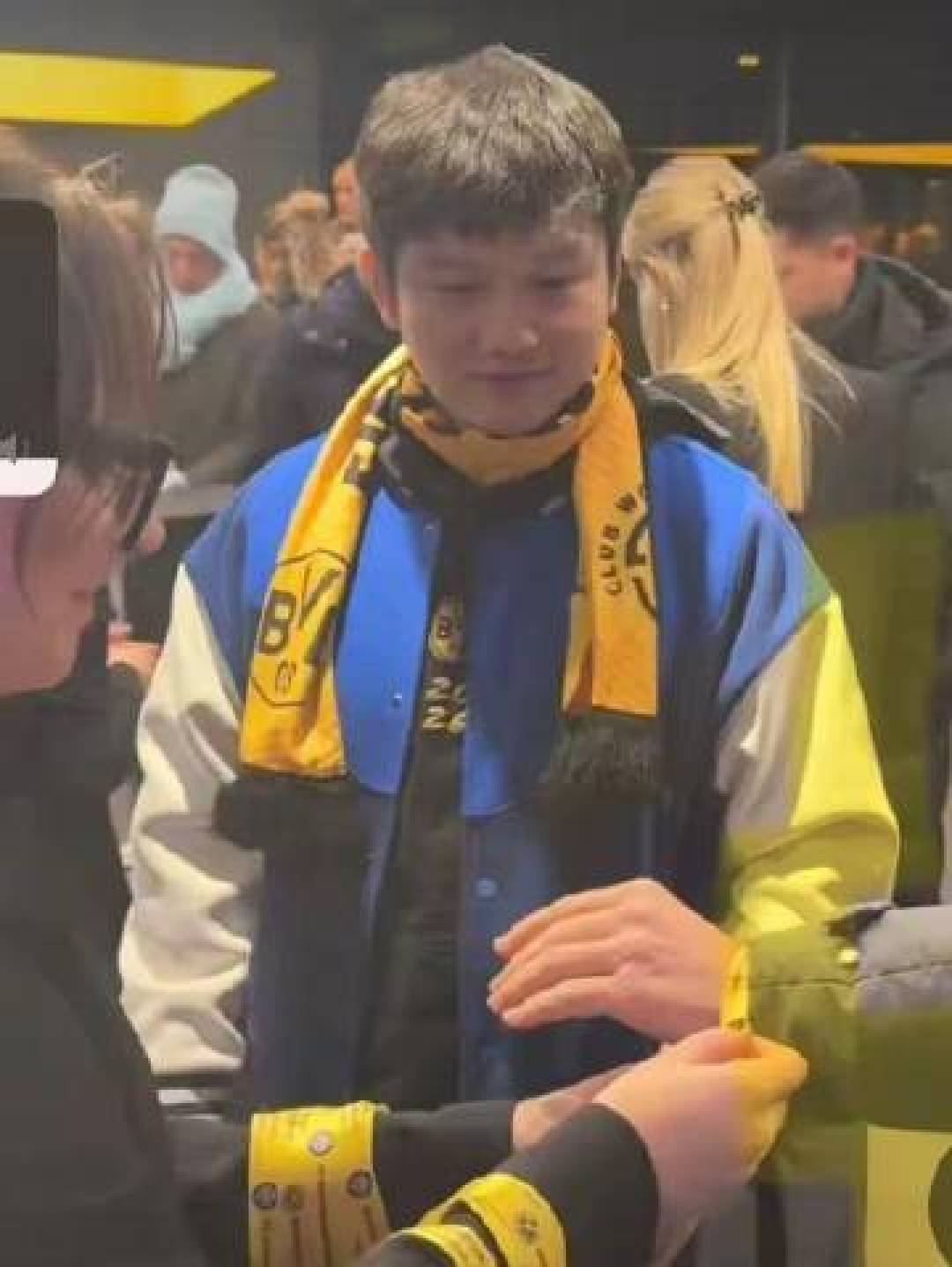 致敬乒坛第一人!樊振东获赠多特蒙德1号球衣享最高礼遇