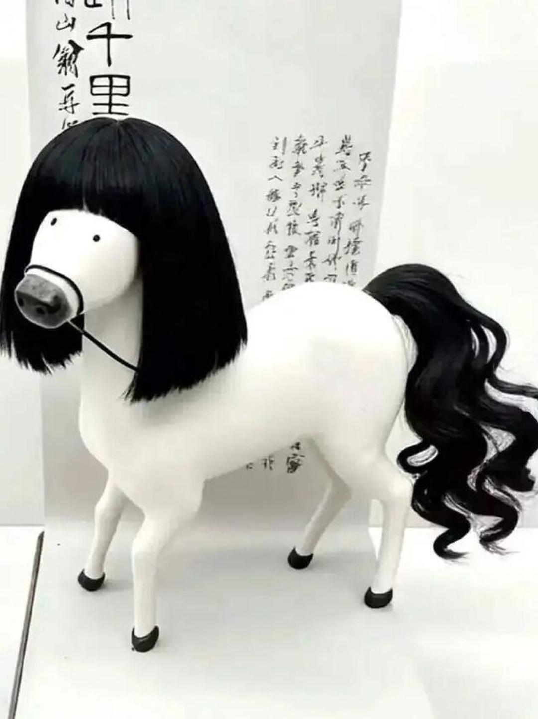 手搓艺术家集体破圈：从工作室到商业联名，创意正在变现