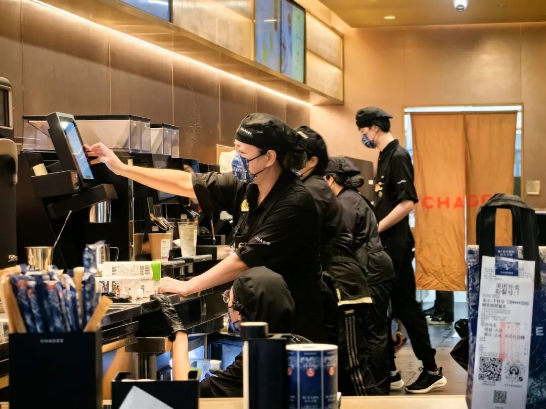 霸王茶姬门店紧急提醒2件事 在张元英狂炫4杯奶茶后