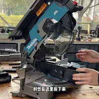 今天开箱的是 Makita 最新款 LH001，
一台台锯 + 斜切锯二合一的机器。 
不是简单把两台机器拼在一起，
而是能看出来：
这是一台从使用场景出发重新思考过的设计。 
在开箱和结构里，你能看到很多小巧思：
•两种模式之间的切换逻辑
•对体积和稳定性的取舍
•一些明显为“实际使用”服务的细节设计 
#谋门工具 #牧田 #牧田电动工具 #木工工具 #电动工具