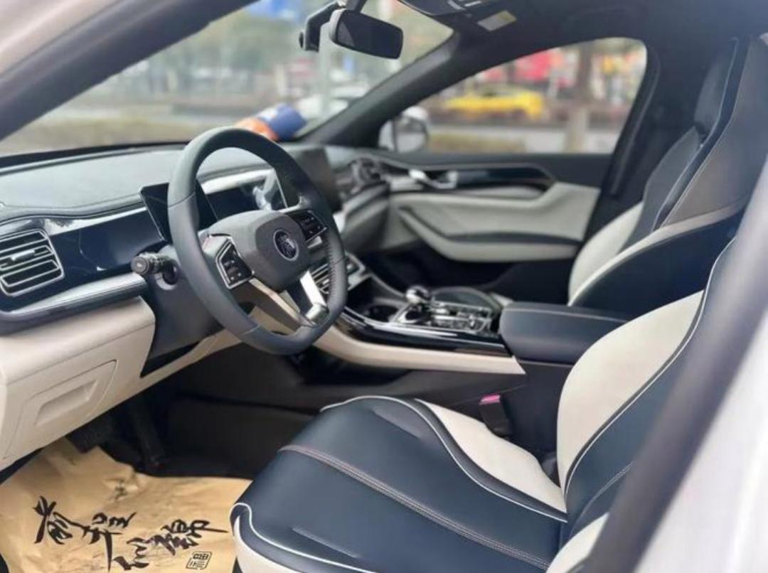 比亚迪秦PLUS从10.58万到5.98万,还买什么面包车,降价后全是优点