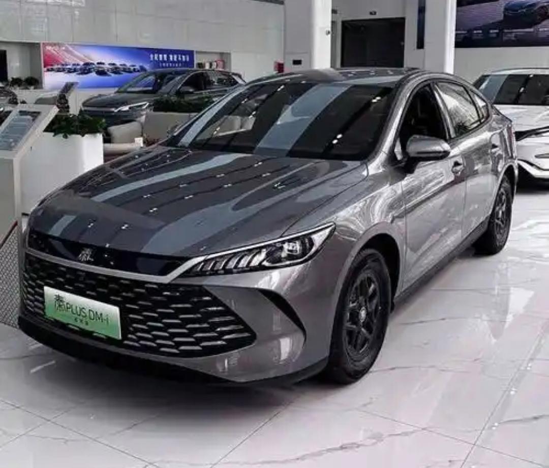 比亚迪秦PLUS从10.58万到5.98万,还买什么面包车,降价后全是优点
