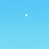 卫星宽带设备部署迅捷，2分钟内即可自动对星，建立稳定的卫星链路，为现场快速提供可靠的互联网WIFI信号。它不仅可独立建站，更能与5G单兵、自组网、无人机等设备协同，构建立体通信应急网络。点击视频，跟随“探秘官”一起解锁铁路应急通信设备，感受硬核装备的实力！
