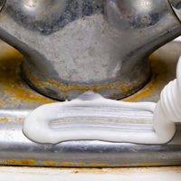 清洁“邪修”：用牙膏清洁水垢，水龙头瞬间焕新