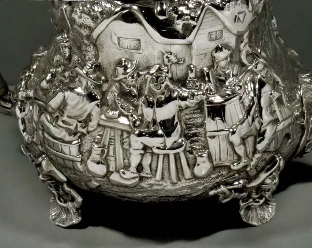 【珍品鉴赏】维多利亚时代的银艺瑰宝:特尼厄斯设计酒馆场景浮雕纯银茶具套装