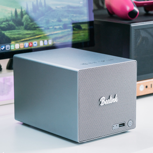 白嫖那么久 终于给飞牛花钱啦！零刻x飞牛ME Pro联名NAS好用吗？