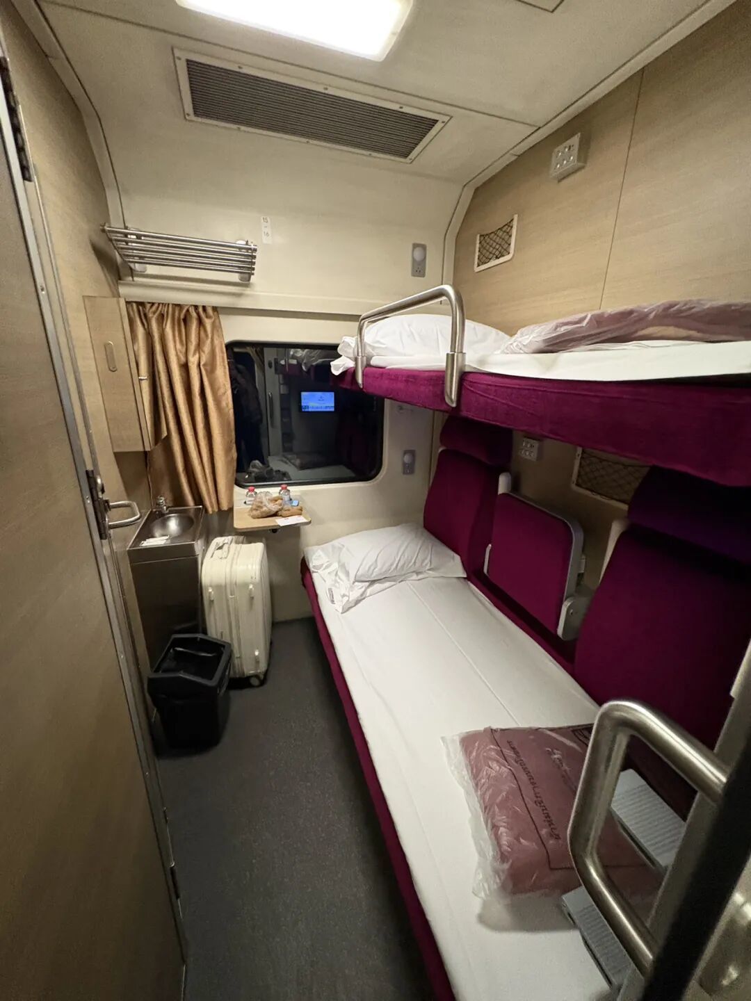 泰国红丝绒火车SRT Sleeper Train,一等坐双人包厢初体验全攻略!