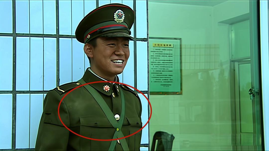 为什么士兵突击大多数人都穿迷彩服,哪怕是军官也很少穿常服?