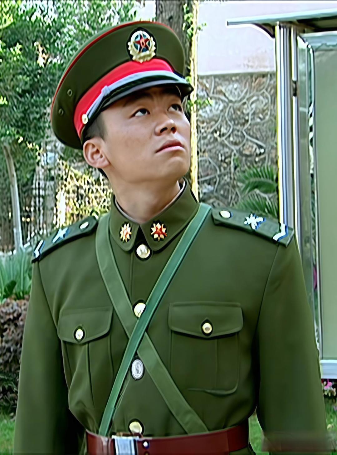 为什么士兵突击大多数人都穿迷彩服,哪怕是军官也很少穿常服?