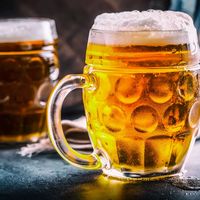 国产精酿怎么选？30-80元档谁真材实料：看原麦浓度、配料表和适饮场景