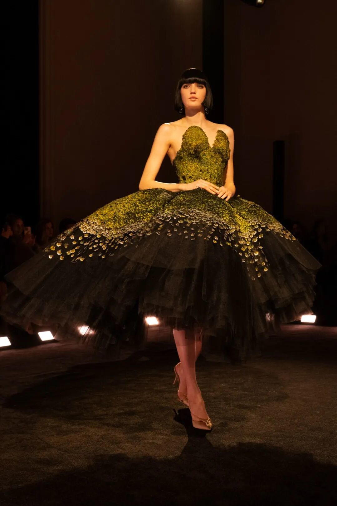 秀场直击|Schiaparelli 2026春夏高定系列|“暗夜舞者”