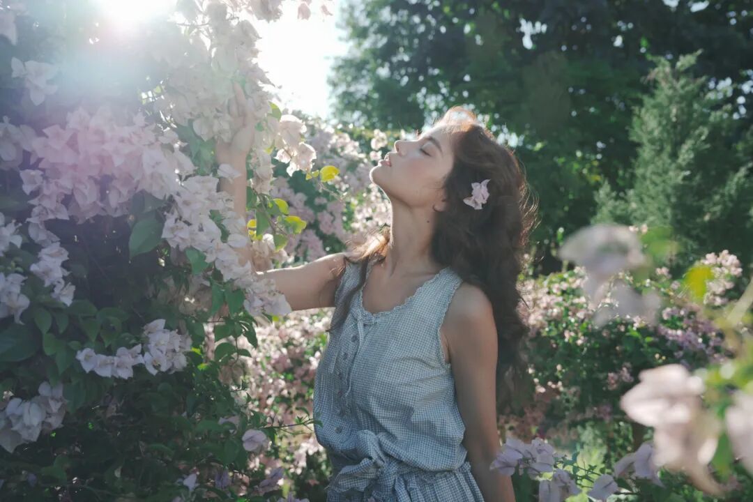 索尼出片秘诀 | SEL2470GM2与α7 V如何直出浪漫花海人像