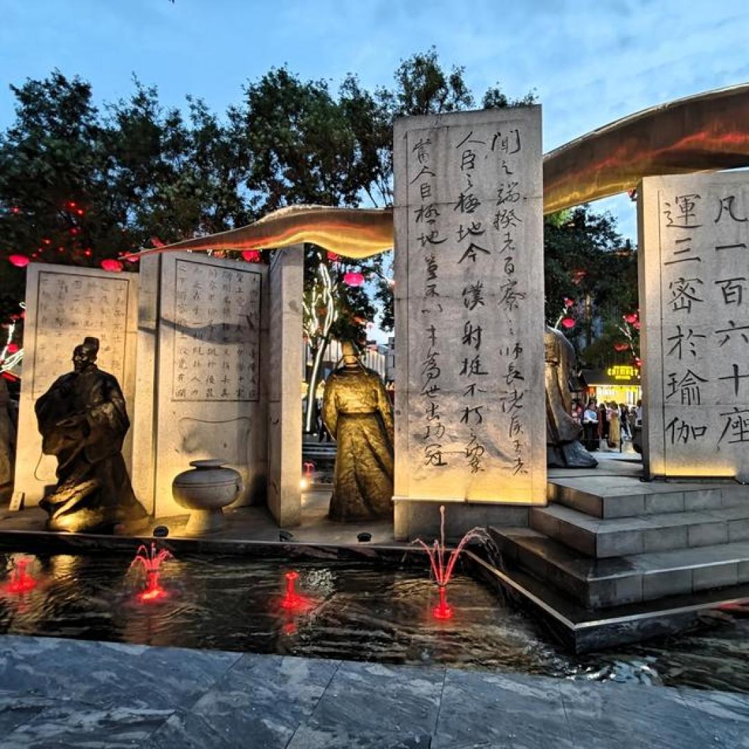 到了西安才发现，最好逛的不是兵马俑和古城墙，而是大唐不夜城