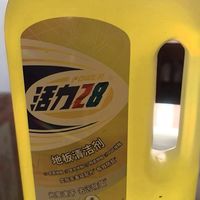 用牙刷和白醋清洁地砖缝隙