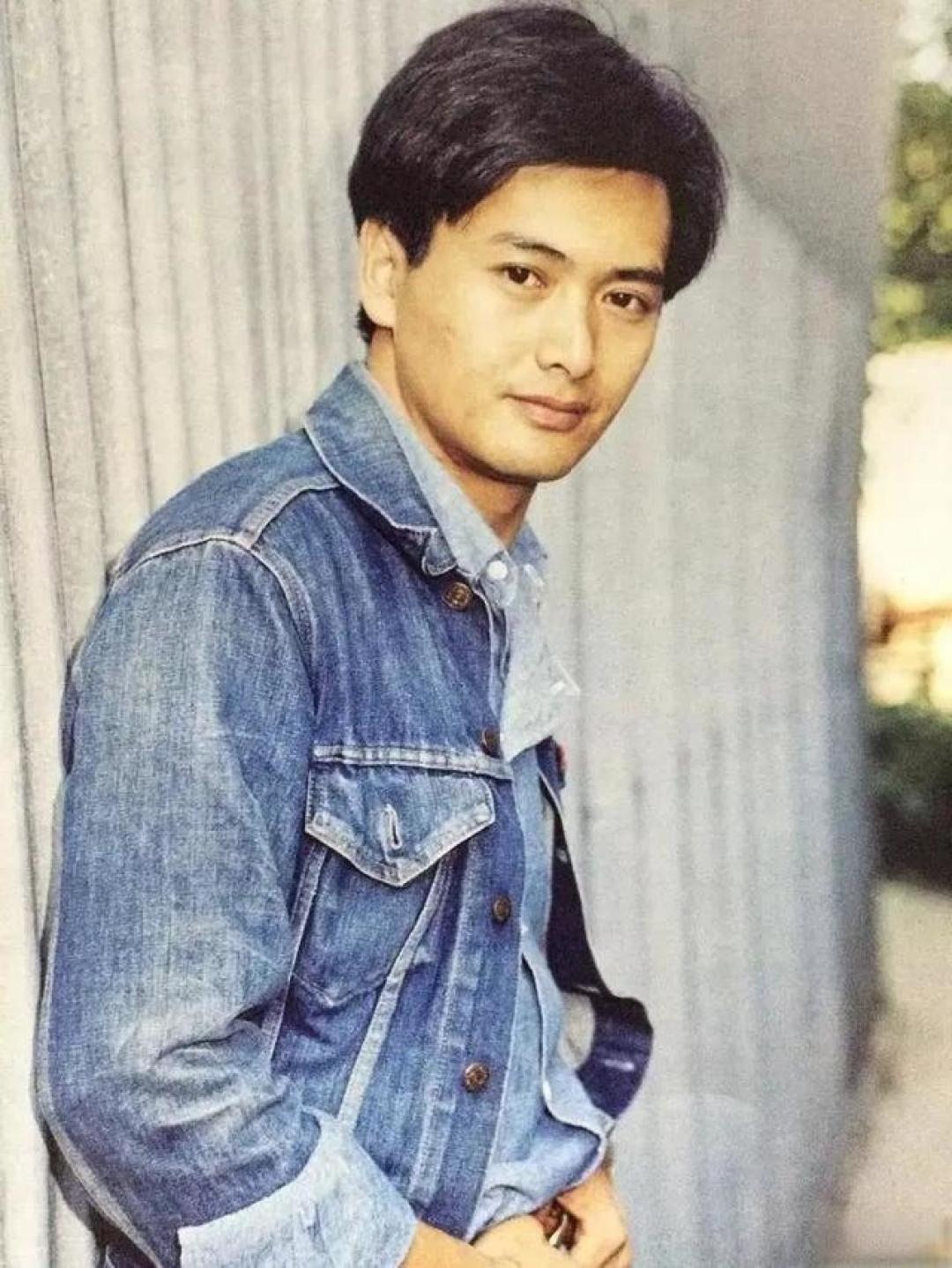 70岁周润发跑马拉松!从年轻就很会穿的男人,年龄反成加分项