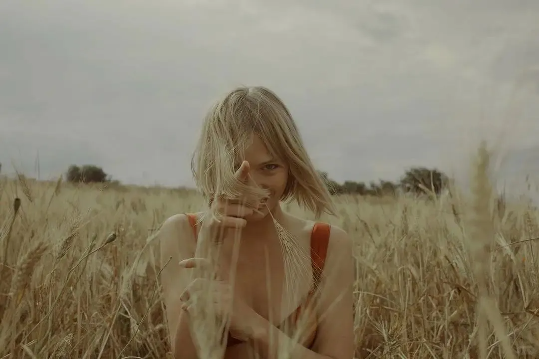 暗调里的柔光诗行 ——Marta Bevacqua 的 4 个创作密码