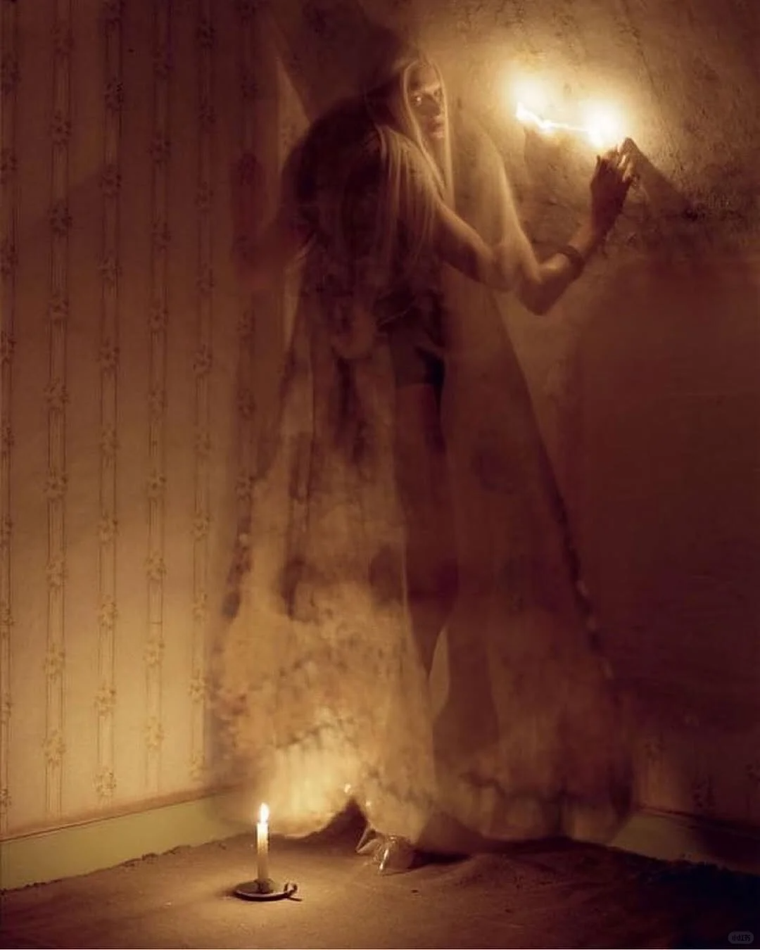 为什么 Tim Walker 的照片能封神?藏在超现实画面里的 3 个创作底层逻辑
