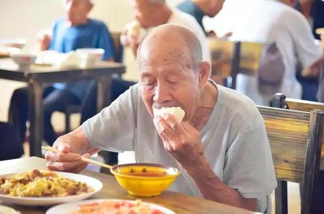 晚饭七分饱被推翻了?医生发现:过了55岁,吃饭尽量要做到这5点