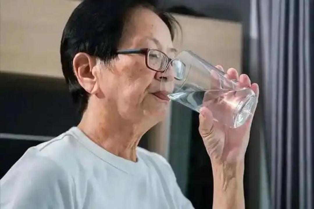 晚饭七分饱被推翻了?医生发现:过了55岁,吃饭尽量要做到这5点