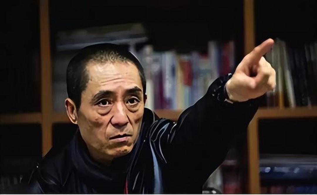 人民日报发文，揭开了张艺谋的真实处境，原来我们确实低估他了