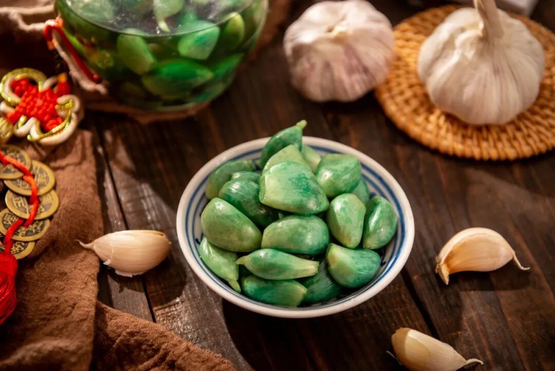 腊八蒜的晶莹翠绿从哪来?除了开胃,它还有哪些健康益处?