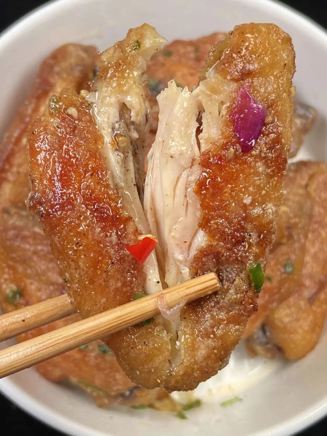 喜欢啃鸡翅一定要试试这个做法,外焦里嫩,咸香入味,连骨头都嗦得干干净净!