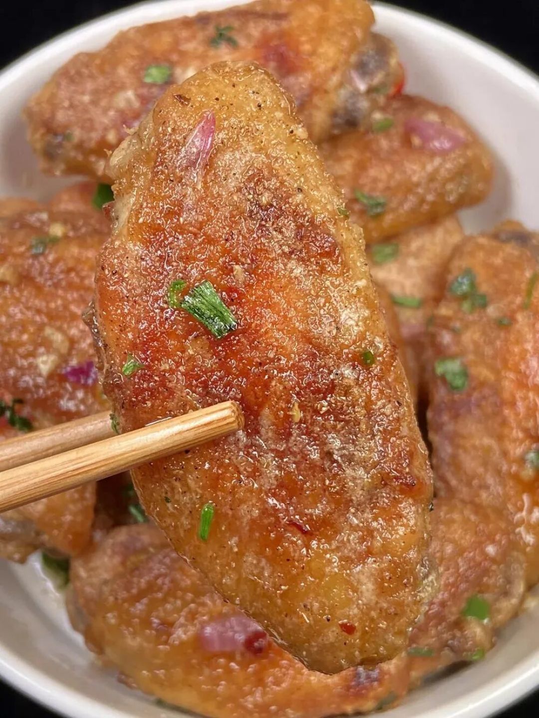 喜欢啃鸡翅一定要试试这个做法,外焦里嫩,咸香入味,连骨头都嗦得干干净净!