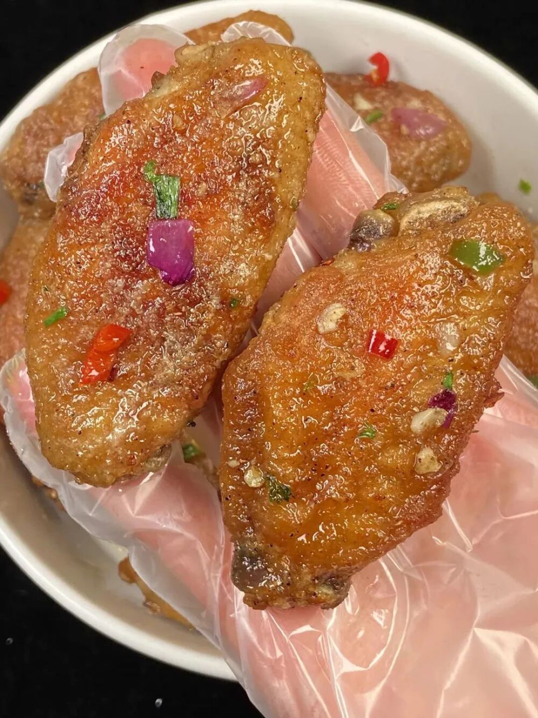 喜欢啃鸡翅一定要试试这个做法,外焦里嫩,咸香入味,连骨头都嗦得干干净净!
